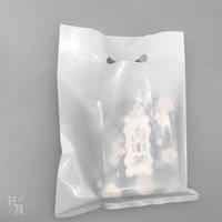 Sac plastique à quatre doigts pour femmes, 50 pièces, sac de shopping Portable à bouche plate, PE personnalisé, emballage cadeau pour vêtements