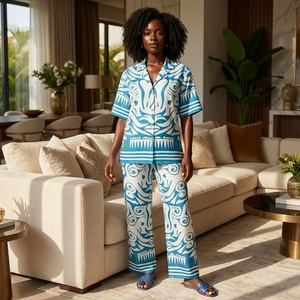 Ensemble 2 pièces pour <span class=keywords><strong>femme</strong></span> : chemise à manches courtes à col revers et <span class=keywords><strong>pantalon</strong></span> large à imprimé tribal tourbillonnant, idéal pour les tenues décontractées. - Product Image 1