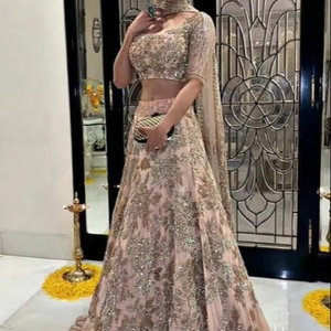 ชุดเดรส lehenga & choli แบบลำลองที่มีสไตล์และน่าทึ่งพร้อมการปักลายดอกไม้เป็นเส้นเงายาวถึงพื้น - Product Image 6