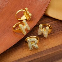 Vente en gros de initiales à la mode Nouveau style Bague à lettres potelées Ouverture réglable Bague en laiton plaqué or avec micro insertion en zircon