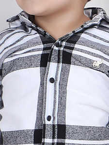 Conjunto de Camisa a Cuadros Blanca y Negra con Jeans de Mezclilla para Niños, Ropa Casual y Moderna para Uso Diario, Cómoda para Niños - Product Image 4