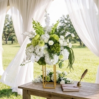Hohes Kristallglas-Hochzeits-Tischgesteck mit Rosen-Blumenarrangement und Kerzenhalter-Set für Hochzeitsbankett-Empfangstisch-Dekoration