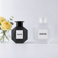 Bouteille diffuseur de parfum en verre carrée géométrique 100ml 200ml, conteneur vide pour parfum d'intérieur avec bouchon coloré et logo personnalisé