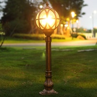 Lampe de jardin LED de style européen, style nordique, rétro, abat-jour en verre, aluminium, IP65, étanche et antirouille