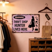 Plaque Murale Métallique Rétro « Hunter Lives Here » – Décoration Murale Amusante pour la Maison, Idée Cadeau pour les Amateurs de Friperie