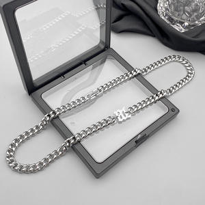 주식 도매 패션 아메리카 쿠바 M 편지 목걸이 티타늄 스틸 힙합 스타일 남자 파티 선물 빈티지 여성 세련된 - Product Image 1