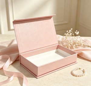 Boîte cadeau en papier rose, boîte d'emballage rigide avec insert blanc, étui de rangement pour bijoux pour la vente au détail - Product Image 2