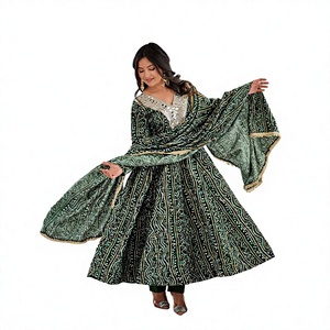 Presentamos para esta temporada de bodas nuestro nuevo vestido con bordado de espejo combinado con modelado real. - Product Image 1