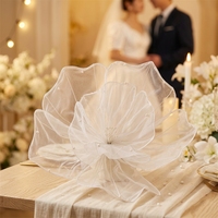Arrangements floraux pour lieux de mariage, en poterie blanche, style champêtre pastoral, avec fleurs en tulle et perles en boîte, pour vitrines d'hôtels et banquets