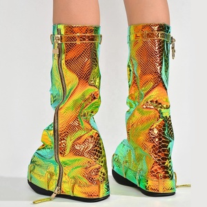 รองเท้าบูทส้นตึกทรงกลมสีทองหลากสี ไซส์ใหญ่ 48 สำหรับผู้หญิง แบบสวม ปิดหน้าเท้า รุ่น Lady Lock Shark  พร้อมซิป พื้นหนา ความสูงระดับเข่า - Product Image 3