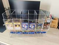 Boîte de présentation en acrylique pour booster PTCG - Éclairage LED rotatif moderne et écologique, pré-assemblée pour bureau