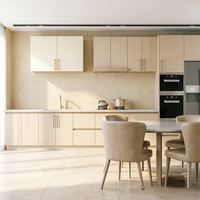 Ensemble d'armoires de cuisine BALOM, style moderne minimaliste, portes crème personnalisées, avec longues poignées métalliques, pour projets de villas et d'hôtels de luxe
