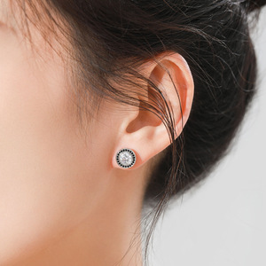 Pendientes y pulsera de plata de ley S925 retro de lujo con circonitas negras y blancas, un conjunto de joyería de estilo punk moderno y a la moda. - Product Image 3