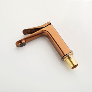 <span class=keywords><strong>Rubinetto</strong></span> per lavabo da bagno a corpo quadrato in oro rosa spazzolato, monocomando, <span class=keywords><strong>con</strong></span> leva a coda appuntita e beccuccio piatto largo, montaggio su piano - Product Image 5