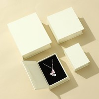 Boîte d'emballage de bijoux de luxe en carton kraft avec fermeture magnétique, doublée d'éponge, pour collier, boucles d'oreilles, bracelet, avec logo personnalisé