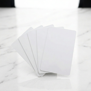 บัตรพลาสติก PVC สีขาวเ<span class=keywords><strong>ป</strong></span>ล่า<span class=keywords><strong>แบบ</strong></span>แม่เหล็ก CR80 สำหรับขายส่ง เคลือบลามิเนต พิมพ์ออฟเซ็ต โลโก้แบบกำหนดเอง <span class=keywords><strong>ป</strong></span>ั๊มนูน รองรับการปั๊มร้อน - Product Image 1