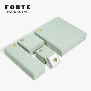 Caja de Joyería de Cuero PU con Logotipo Personalizado Forté para Guardar Collares, Anillos y Colgantes, Empaque Premium - Product Image 1