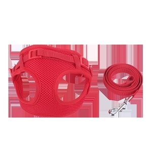 Ensemble de harnais en maille respirante, ajustable et sécurisé, idéal pour les promenades confortables et les activités de plein air avec les animaux de compagnie. - Product Image 1