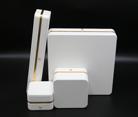 FADELI PACKING Boîte à bijoux carrée en cuir PU blanc avec logo personnalisé, intérieur en velours, emballage cadeau pour collier, bague, bracelet