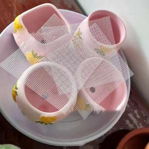 Almohadilla de malla de plástico blanca de 100 cm x 100 cm para la parte inferior de macetas, prevención de fugas de tierra, diseño de orificios cuadrados - Product Image 1