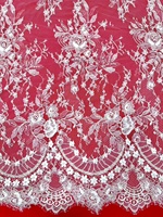 Tissu de luxe en dentelle à motif floral symétrique, perles tubulaires, bordure festonnée et maille cils pour robes de mariée et de soirée