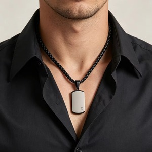 Collier pendentif carré en acier inoxydable incrusté de cristaux, bijou de cou minimaliste étanche style hip-hop pour homme, idéal pour le quotidien et les cadeaux - Product Image 5