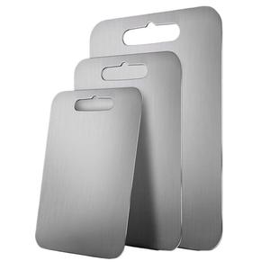 เขียงสแตนเลสทรงสี่เหลี่ยมพร้อมด้ามจับสำหรับใช้ในครัว - Product Image 1