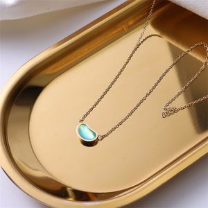 Collier simple et populaire en acier inoxydable plaqué or avec breloque en cristal - Product Image 2
