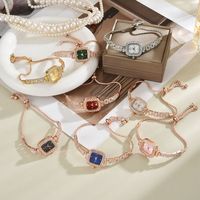 Nouveauté Montres à quartz de luxe Bracelet Offre Spéciale Senior Sense Square Colorful Rhinestone Watch pour femmes