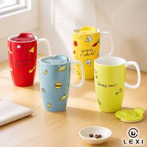 Juego de Tazas de Viaje con Frases en Francés de Cuatro Colores: Rojo, Amarillo, Azul Pizarra, Blanco Lima, con Asa y Tapa a Juego, Letras y <span class=keywords><strong>Dibujos</strong></span> de Comida - Product Image 1