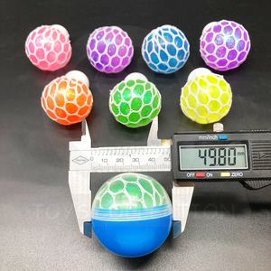 2 Inch Plastic Squeeze Mesh <span class=keywords><strong>Ball</strong></span> Speelgoed Capsule Stress Druivenballen Voor Kinderen 5-7 Jaar Rekbaar Klein Speelgoed - Product Image 3