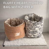 Trousse de Maquillage en Peluche Douce et Moelleuse en Forme de Cœur avec Grandes Lettres, Sac Cosmétique Portable pour le Quotidien, Voyage et Rangement, Cadeau pour Filles