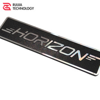 Plaque signalétique métallique personnalisée avec technique de moulage et impression typographique autocollante pour meubles haut de gamme