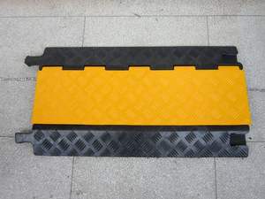 Protecteur de câbles à cinq canaux en caoutchouc robuste 900x500x50mm 15kg pour les chantiers de construction et la protection des câbles routiers - Product Image 6