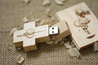 Grosir promosi Terbaik Logo gratis OEM USB Flash Drive2.0 Pen Drive dengan kotak kayu 32GB USB Stick untuk hadiah Natal