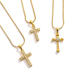 Collana con Pendente a Croce in Acciaio Inossidabile Placcato Oro, con Zirconia Cubica e Catena a Serpente, Stile Gotico Religioso Stratificato - Product Image 4