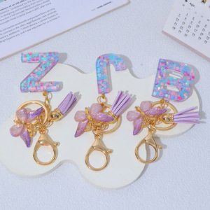 Porte-clés en acrylique violet en forme de papillon à franges, avec lettre initiale en forme de flocon de neige, en gros - Product Image 3