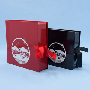 Caja de Regalo Magnética de Cartón Negro con Tapa Abatible, Personalizada de Fábrica, de Lujo, con Lazo - Product Image 1