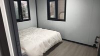 Maison conteneur pliable et extensible sur mesure de 20, 30 ou 40 pieds avec mur rideau en verre et panneaux sandwich en acier pour usage résidentiel