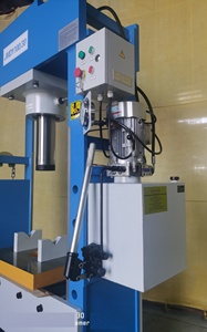 JMDY100/30 <span class=keywords><strong>Presse</strong></span> hydraulique à quatre colonnes 100 tonnes utilisée pour l'extrusion, le pliage, le dessin et le dessin du moteur de la pompe à pression. - Product Image 3