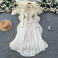 Robe longue plissée élégante pour femme avec empiècements en dentelle, manches longues, coupe trapèze et nœud décoratif, idéale pour le quotidien et les soirées décontractées