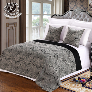 Set di Copriletto e Cuscini in Poliestere Colorato per Hotel, Misura King Size, <span class=keywords><strong>3</strong></span> <span class=keywords><strong>Pezzi</strong></span> - Product Image 1