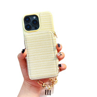 Élégant Portefeuille en Tissu Tressé Motif Animal avec Chaîne Amovible et Porte-Cartes – Support Téléphone Mains Libres Élégant à Porter en Bandoulière pour Coque iPhone 15