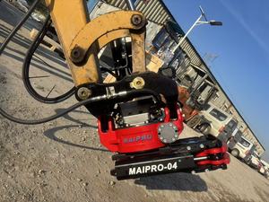 DHG Rotador Inclinable de 5-9 Toneladas con Enganche Rápido para Miniexcavadora Q355B, Material con Inclinación de 180 Grados, Barra de Trabajo de 210 mm, Pasador de 45-50 mm - Product Image 3