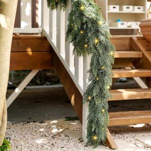 Guirnalda Navideña Realista <span class=keywords><strong>de</strong></span> Cedro Plástico Preiluminada <span class=keywords><strong>de</strong></span> 6 pies para Decoración Interior/<span class=keywords><strong>Exterior</strong></span> <span class=keywords><strong>de</strong></span> Puertas, Chimeneas y Barandillas - Product Image 6