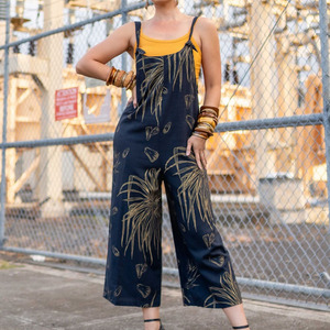 El fabricante diseña cómodos monos con estampado bohemio para la playa y monos de rayón de lujo hechos a medida. - Product Image 1