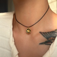Collier unique Dazan, nouveau, plaqué or 18 carats, acier inoxydable résistant au ternissement, peinture noire, motif vintage en relief, cadeau pour la Saint-Valentin