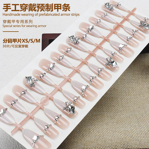 เล็บที่สวมใส่ได้ทำด้วยมือรูปผีเสื้อกับกองพลอยเทียมลูกอมสีขาวประกายโบว์ด้านข้างสีเงินทำไว้ล่วงหน้า - Product Image 3