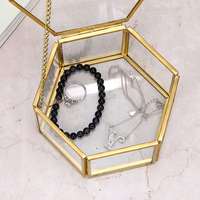 Boîte à bijoux hexagonale en verre transparent de qualité supérieure avec cadre en laiton, utilisée pour le rangement et la présentation de bagues et d'accessoires de bijouterie