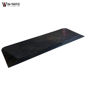 Rampas de Goma Negras Portátiles de Alta Capacidad (15,000 kg) para Uso en Interiores y Exteriores, para Puertas y Carriles de Tráfico - Product Image 1